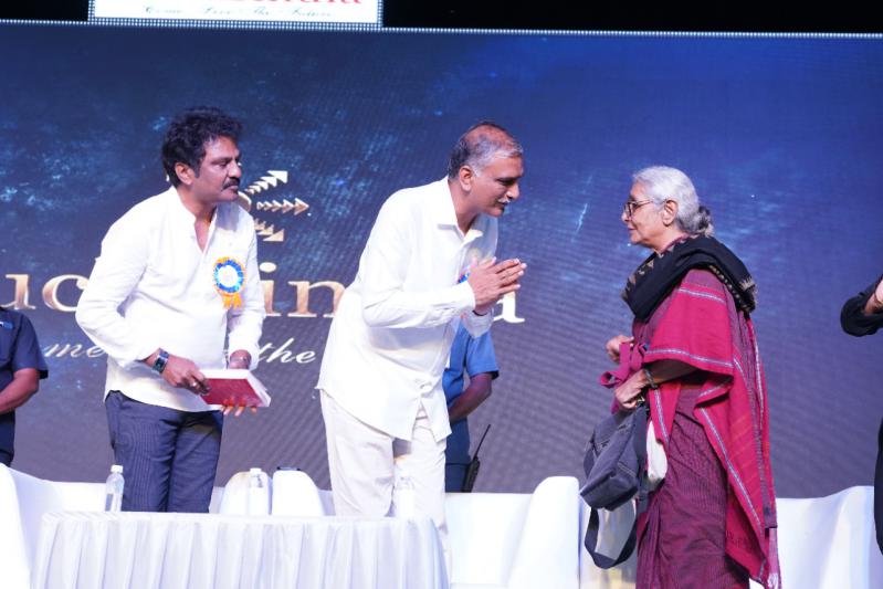 prof-aruna-roy-receives-sankalp-kiron-puraskar-8.jpg