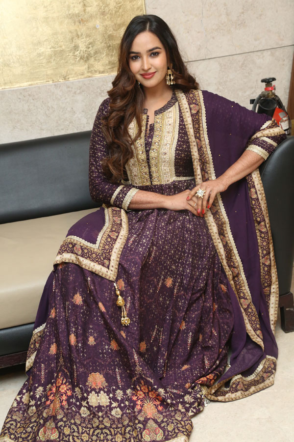 pujita-ponnada-stills-2-10.jpg