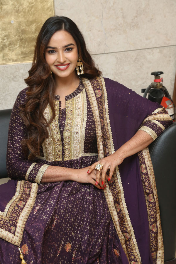 pujita-ponnada-stills-2-12.jpg