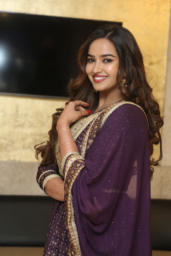 pujita-ponnada-stills-2-2.jpg