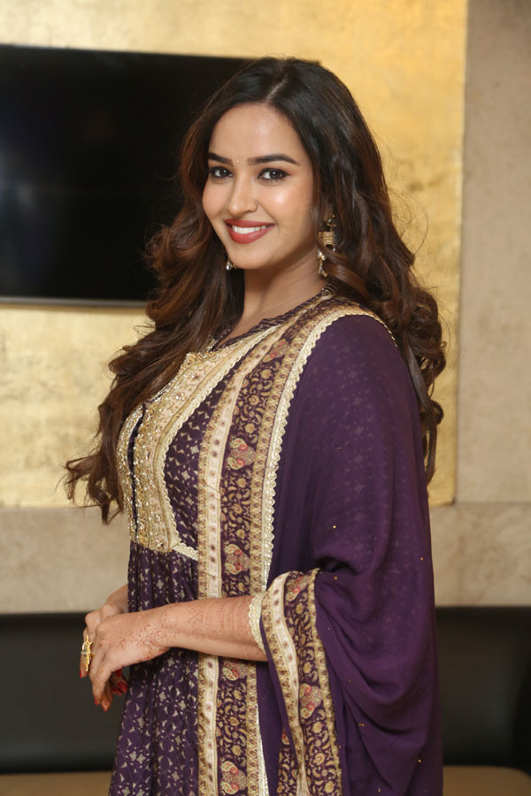 pujita-ponnada-stills-2-3.jpg