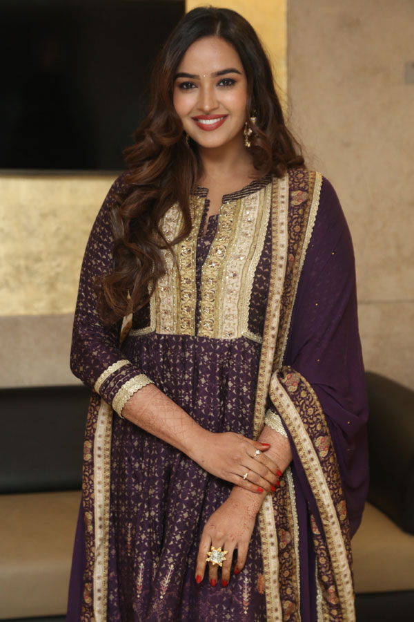 pujita-ponnada-stills-2-4.jpg