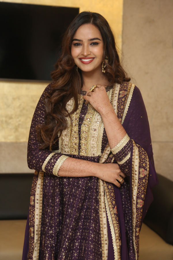 pujita-ponnada-stills-2-6.jpg