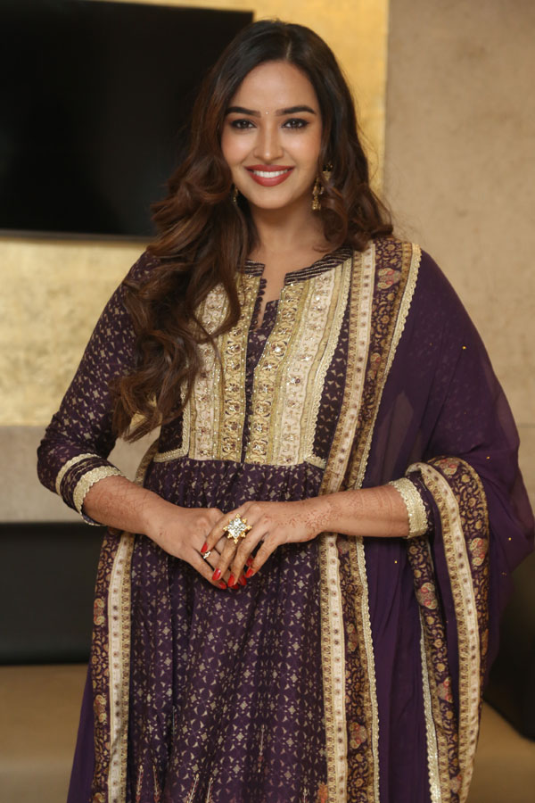 pujita-ponnada-stills-2-7.jpg