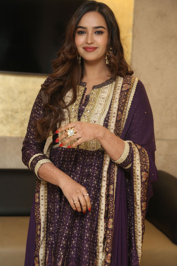 pujita-ponnada-stills-2-8.jpg