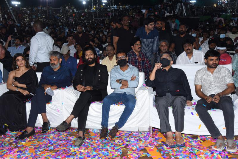 pushpa-pre-release-event-11.jpg