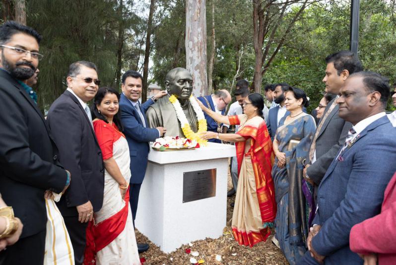 pv-statue-unveiled-in-australia-2.jpg
