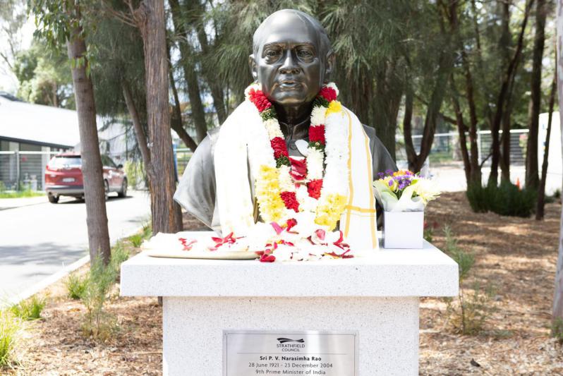 pv-statue-unveiled-in-australia-5.jpg