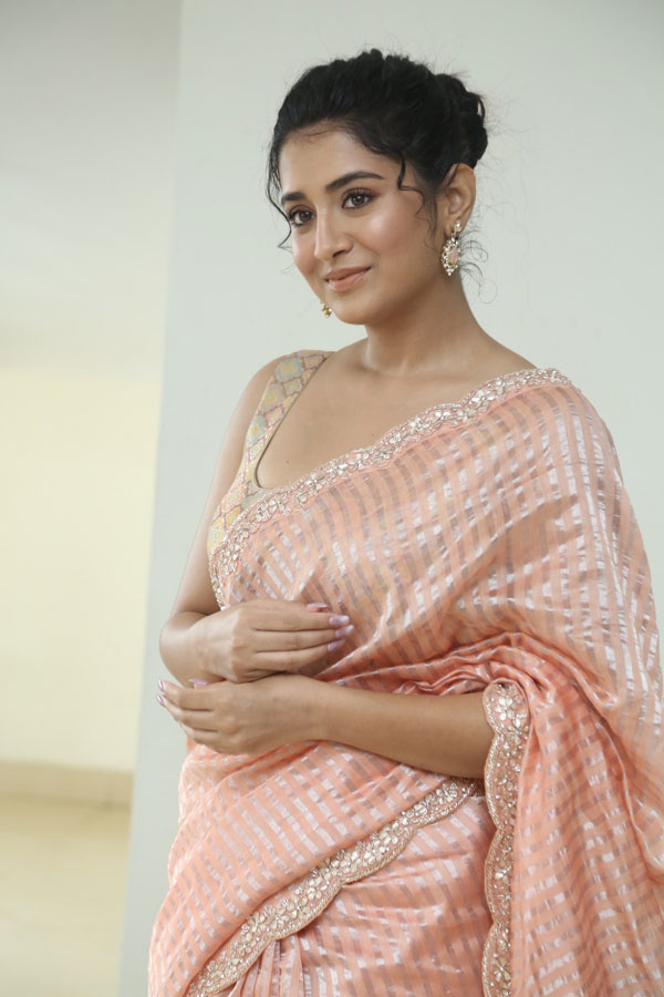 raashi-singh-stills-11.jpg