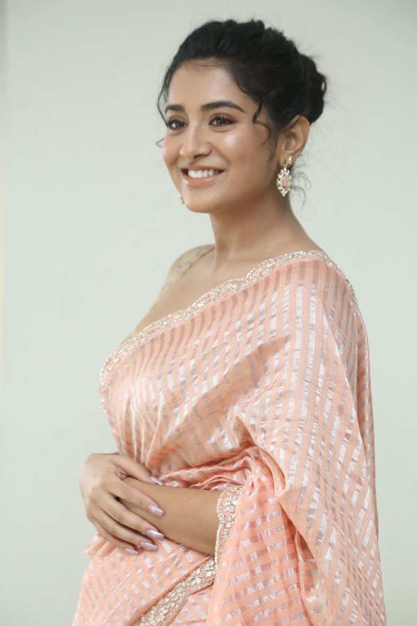 raashi-singh-stills-4.jpg