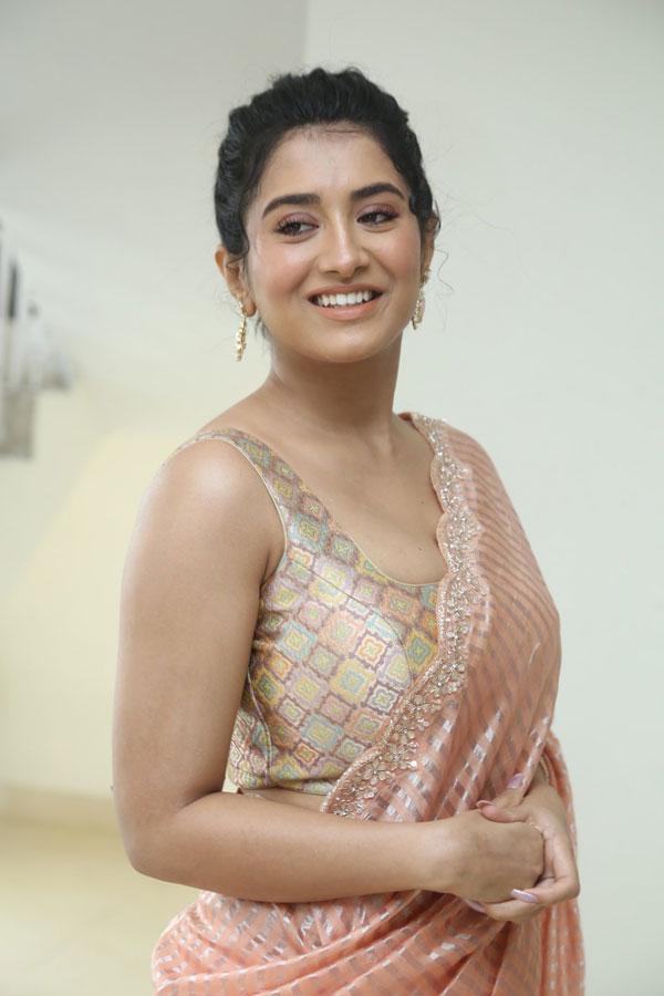 raashi-singh-stills-6.jpg