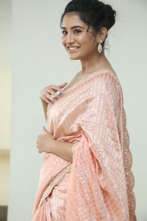 raashi-singh-stills-9.jpg