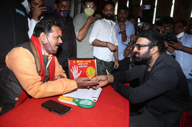 radhe-shyam-trailer-launch-in-mumbai-4.jpg