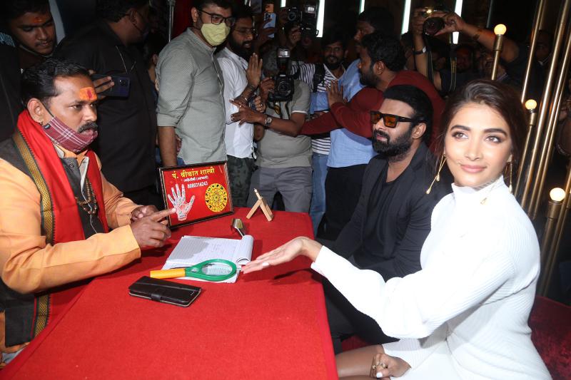 radhe-shyam-trailer-launch-in-mumbai-6.jpg