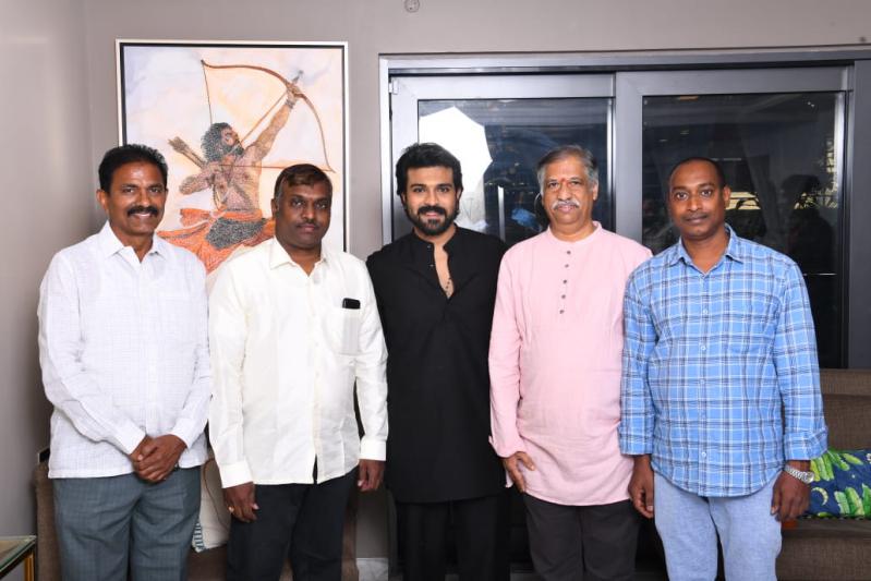 ram-charan-gifts-gold-coins-to-rrr-unit-members-4.jpg