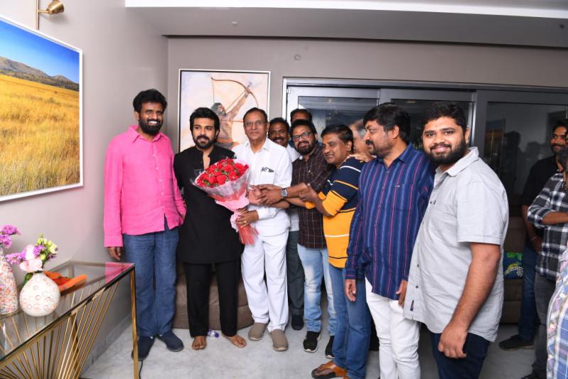 ram-charan-gifts-gold-coins-to-rrr-unit-members-6.jpg