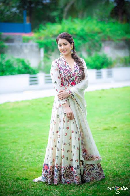 Raashi Khanna New Stills