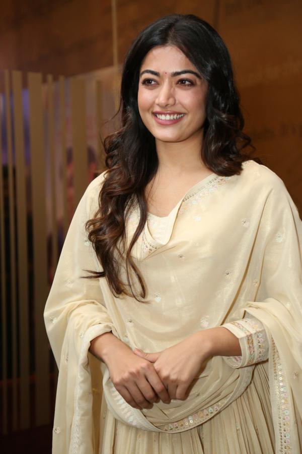 rashmika-mandanna-stills-5-2.jpg