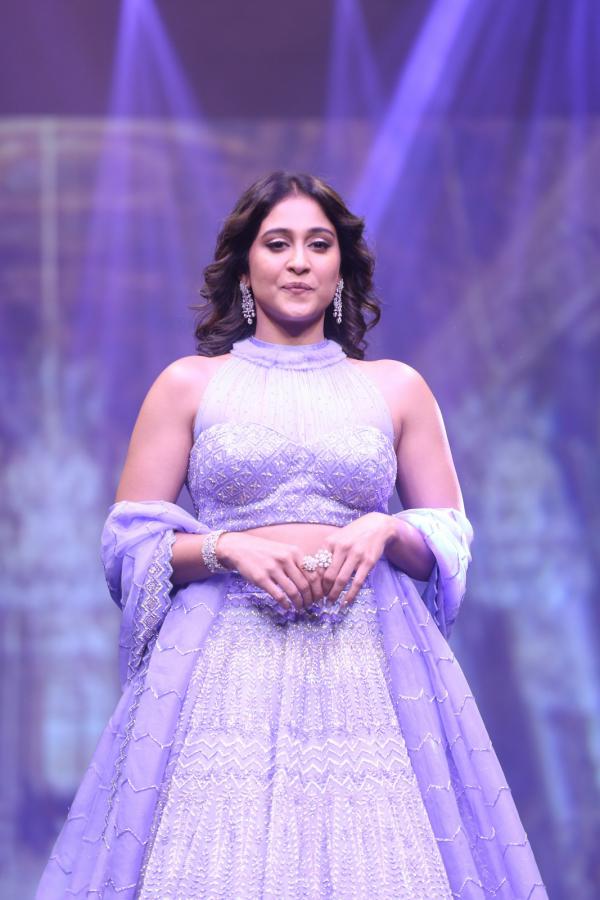 regina-cassandra-stills-2-3.jpg