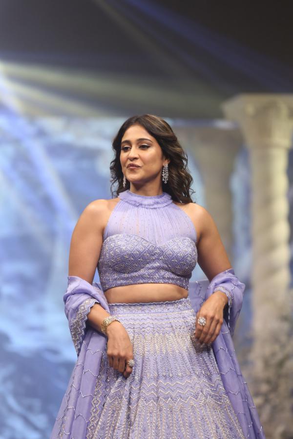 regina-cassandra-stills-2-6.jpg