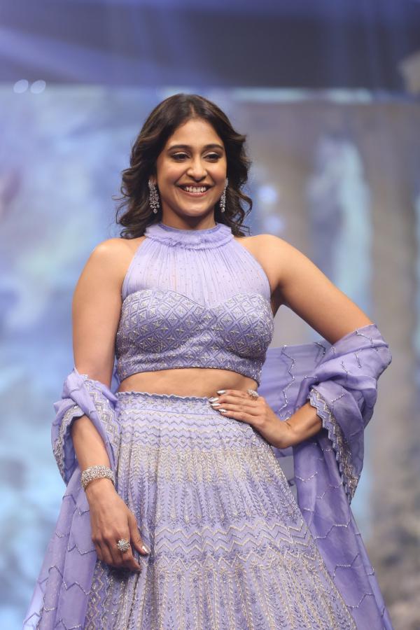 regina-cassandra-stills-2-8.jpg