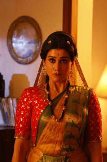 regina-cassandra-stills-2.jpg