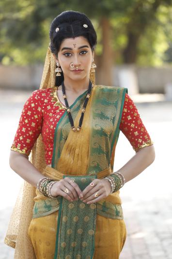regina-cassandra-stills-3.jpg