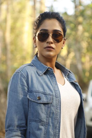 regina-cassandra-stills-4.jpg