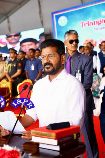 revanth-reddy-takes-oath-as-telangana-cm-10.jpg