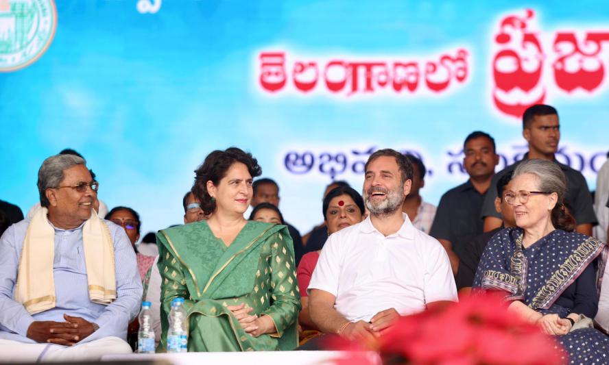 revanth-reddy-takes-oath-as-telangana-cm-4.jpg