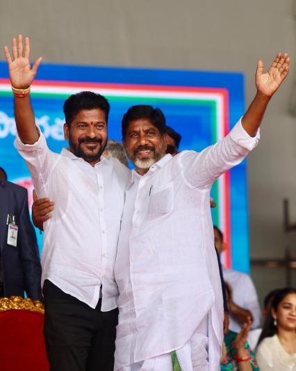 revanth-reddy-takes-oath-as-telangana-cm-6.jpg