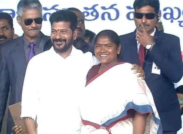 revanth-reddy-takes-oath-as-telangana-cm-8.jpg