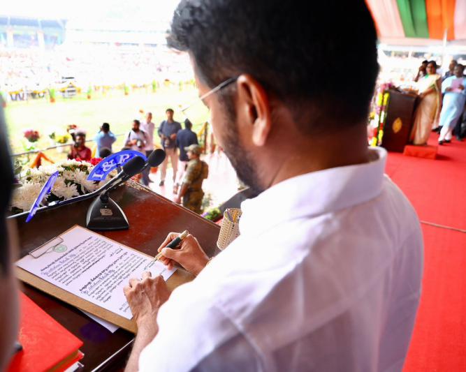 revanth-reddy-takes-oath-as-telangana-cm-9.jpg