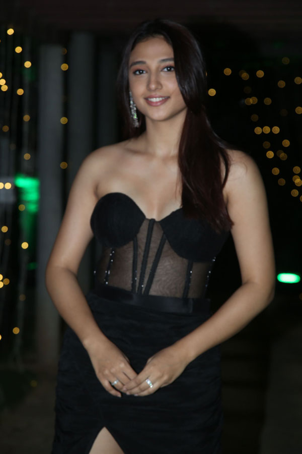 ritika-nayak-stills-2-27.jpg