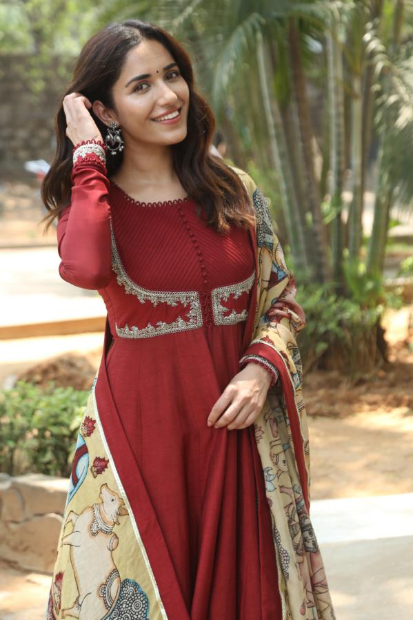 ruhani-sharma-stills-2-11.jpg
