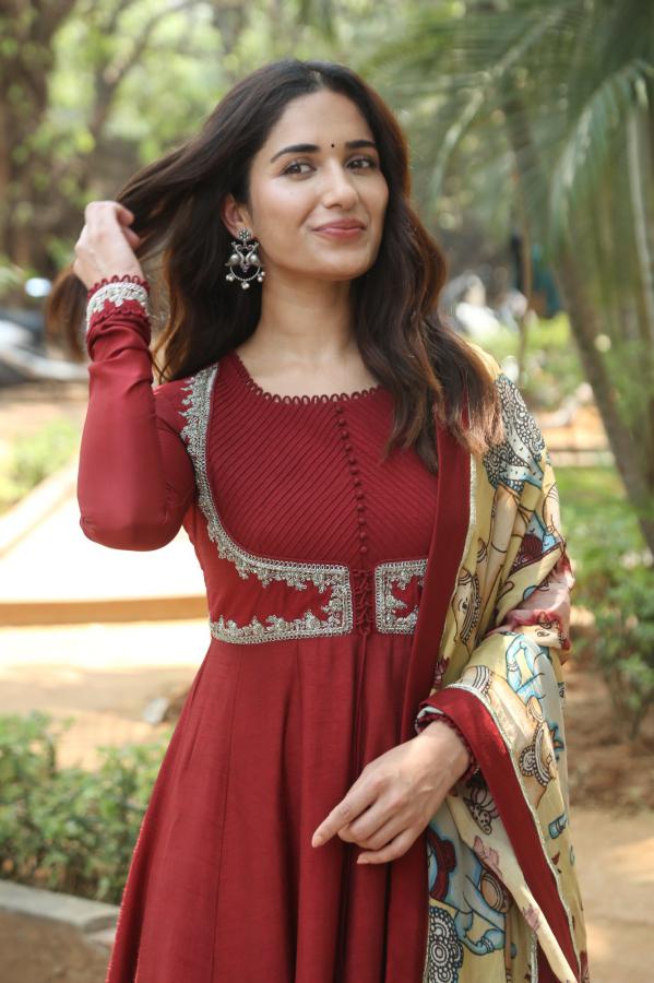 ruhani-sharma-stills-2-14.jpg