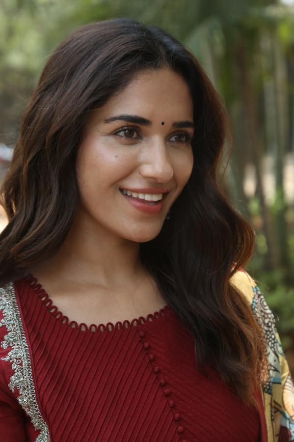 ruhani-sharma-stills-2-17.jpg