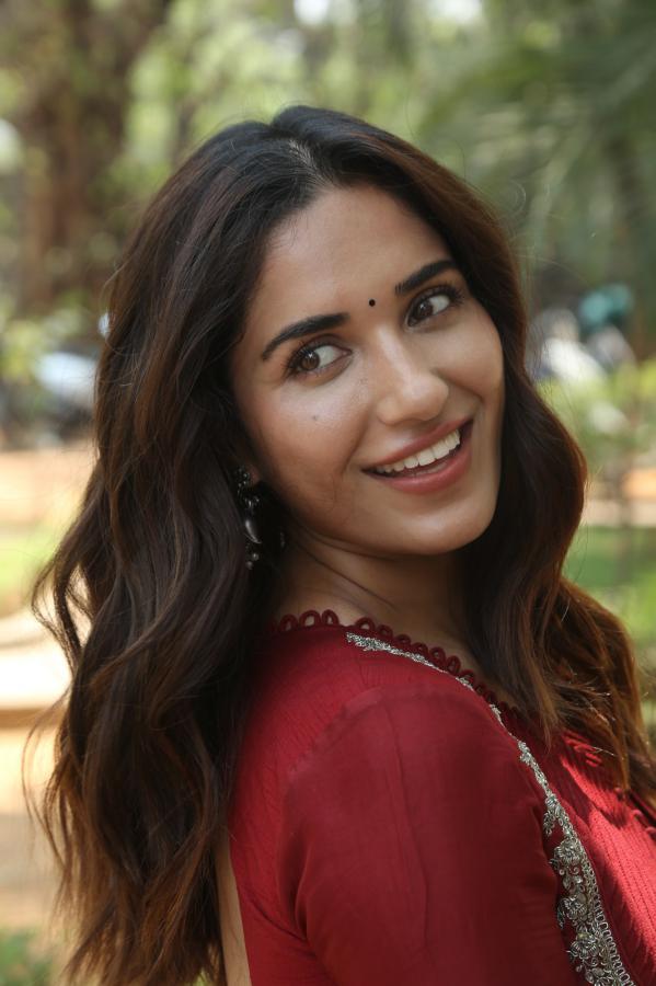 ruhani-sharma-stills-2-18.jpg