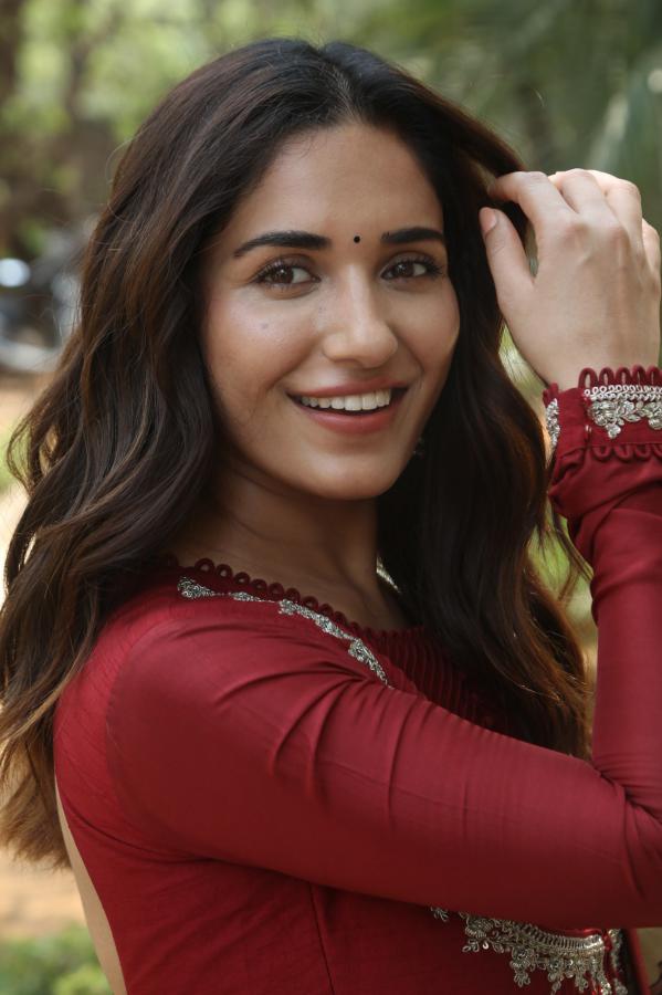 ruhani-sharma-stills-2-19.jpg
