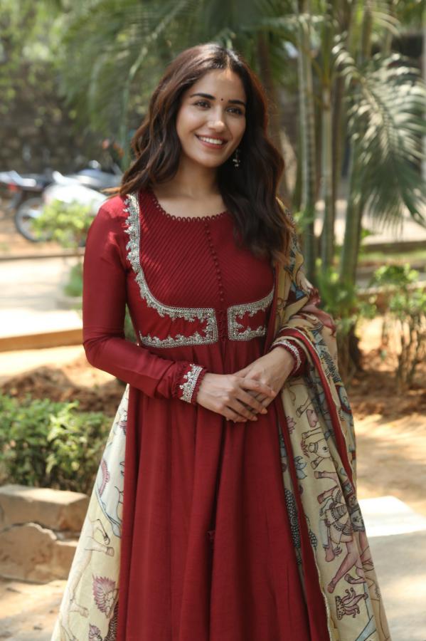 ruhani-sharma-stills-2-2.jpg