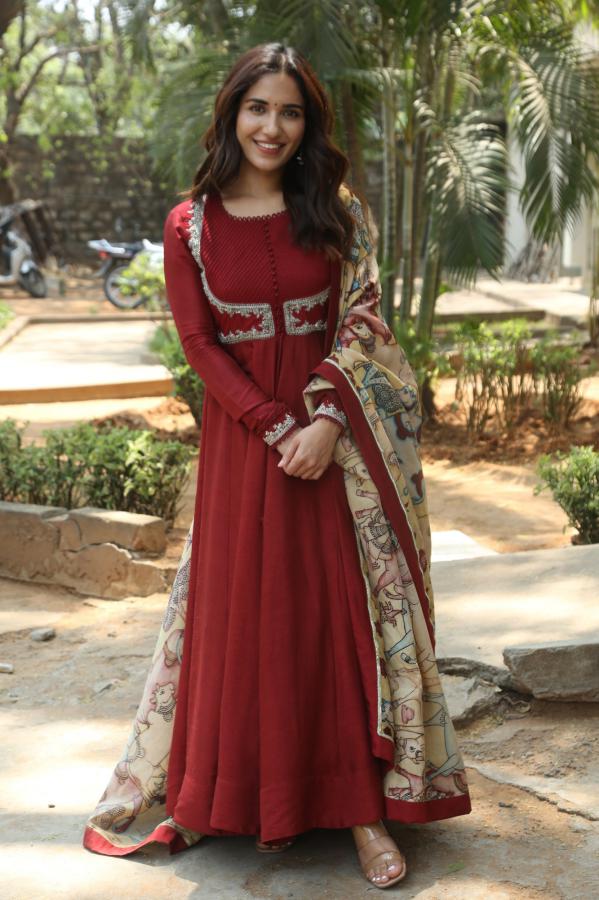 ruhani-sharma-stills-2-4.jpg