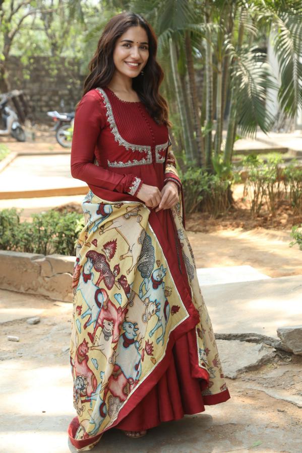 ruhani-sharma-stills-2-7.jpg