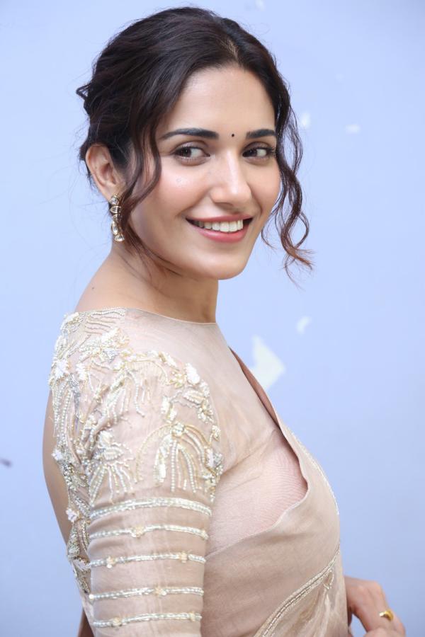 ruhani-sharma-stills-8.jpg