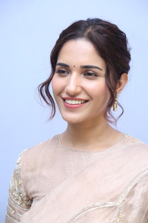 ruhani-sharma-stills-9.jpg