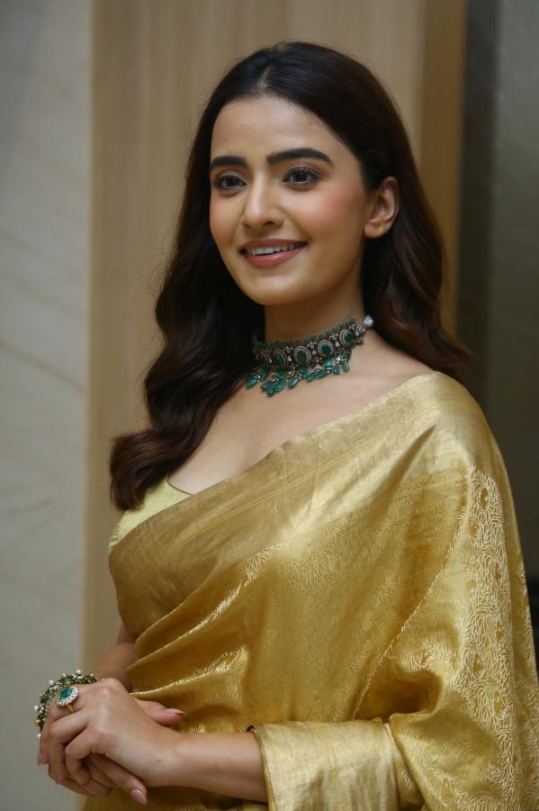 rukshar-dhillon-stills-4-2.jpg