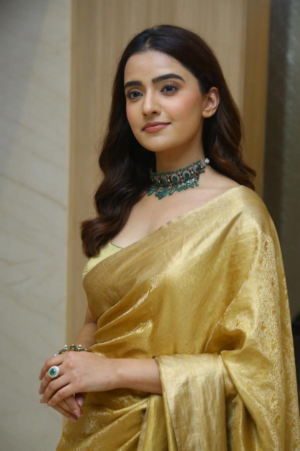 rukshar-dhillon-stills-4-4.jpg