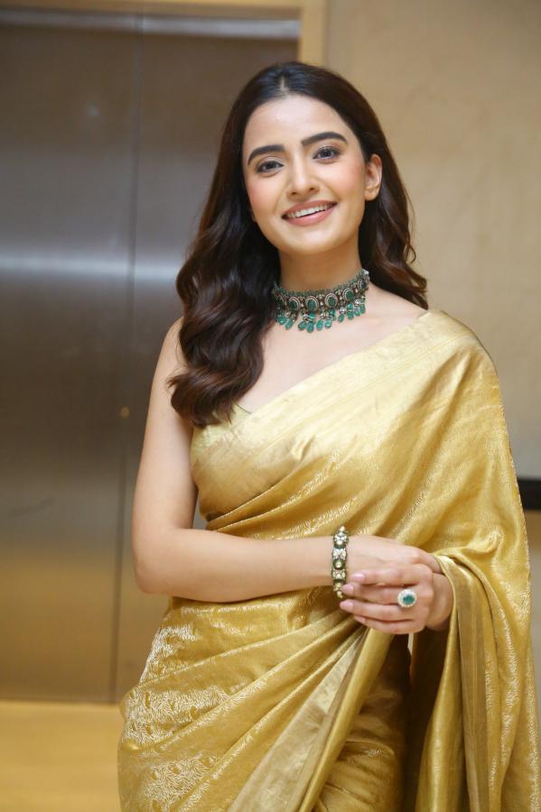 rukshar-dhillon-stills-4-7.jpg