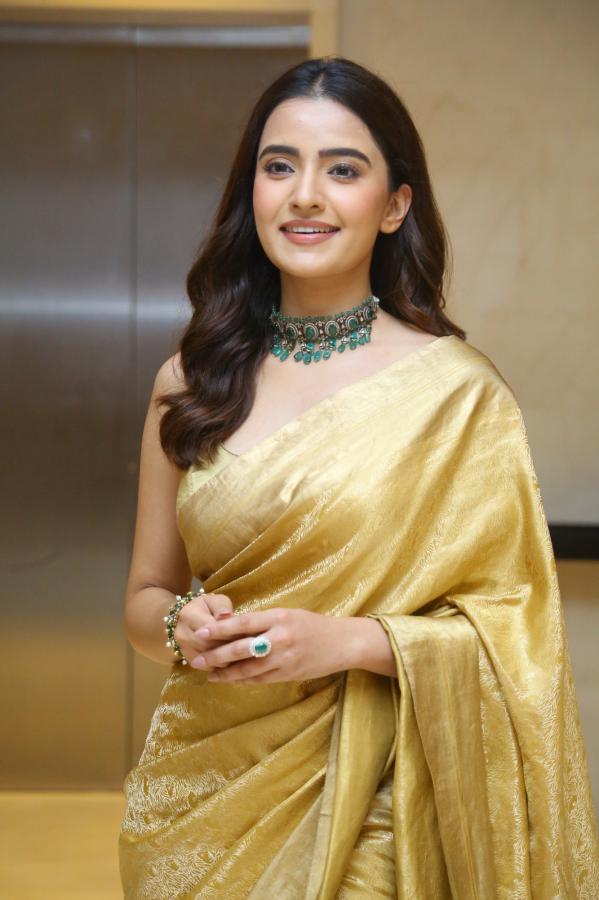 rukshar-dhillon-stills-4-8.jpg