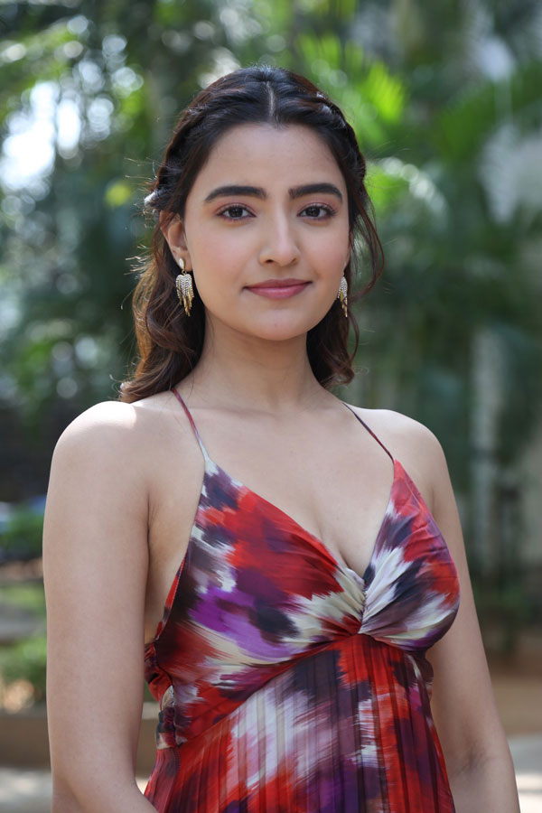 rukshar-dhillon-stills-5-10.jpg