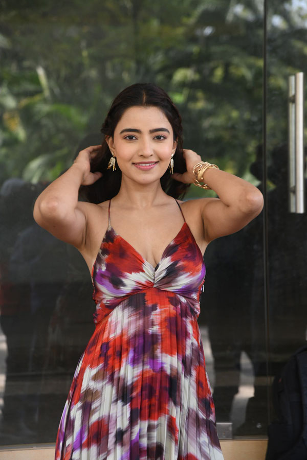 rukshar-dhillon-stills-5-15.jpg